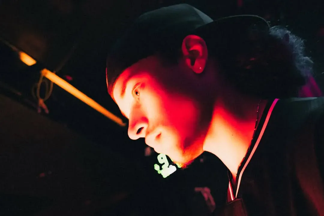 Photo de set du DJ Metis réalisée par Wisual Studio (5)