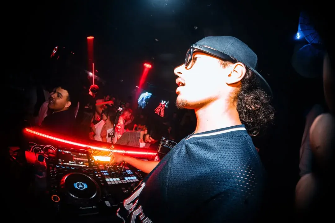 Photo de set du DJ Metis réalisée par Wisual Studio (8)